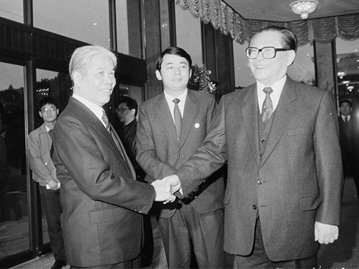 Từ ngày 5-10/11/1991, Tổng Bí thư Đỗ Mười và Chủ tịch Hội đồng Bộ trưởng Võ Văn Kiệt thăm Trung Quốc, đánh dấu việc chính thức bình thường hóa quan hệ giữa hai nước. Trong ảnh: Tổng Bí thư, Chủ tịch Trung Quốc Giang Trạch Dân đón, hội đàm với Tổng Bí thư Đỗ Mười tại Bắc Kinh, sáng 6/11/1991. (Ảnh: TTXVN)