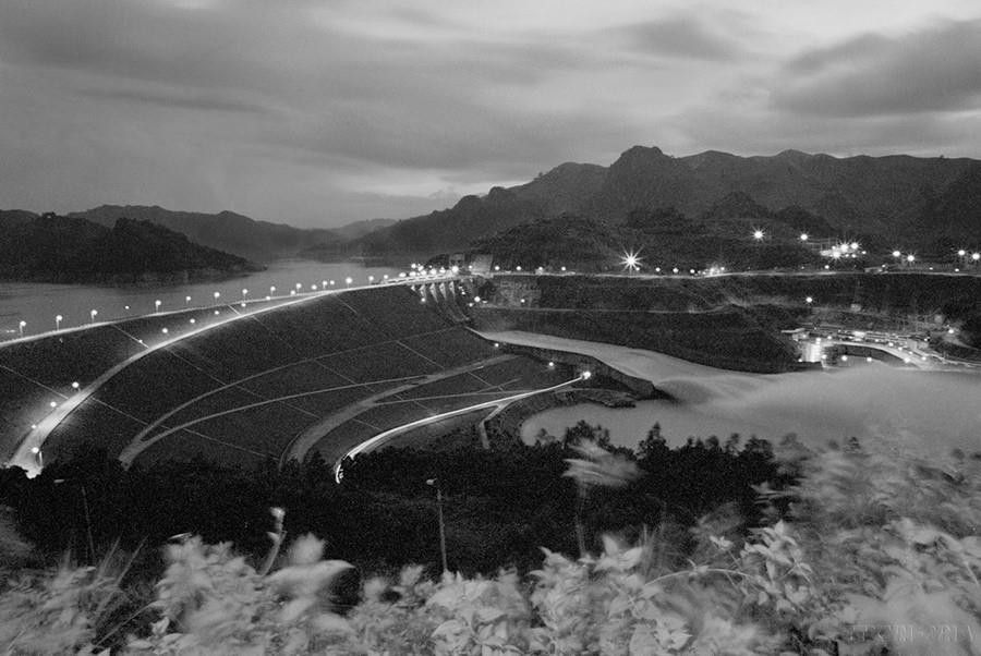 Nhà máy Thủy điện Hòa Bình chính thức khánh thành ngày 20/12/1994, sau hơn 15 năm thi công với ý nghĩa quan trọng: vừa trị thủy sông Đà, chống lũ giảm nhẹ thiên tai, đảm bảo cho vùng Đồng bằng Bắc Bộ và Thủ đô Hà Nội; vừa sản xuất điện năng cung cấp cho phát triển kinh tế-xã hội đất nước và phục vụ đời sống sinh hoạt của nhân dân. (Ảnh: TTXVN)