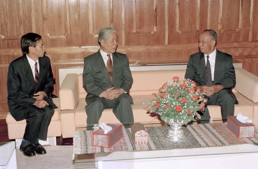 Thủ tướng Lào Khamtai Siphandon hội kiến Tổng Bí thư Đỗ Mười thăm hữu nghị chính thức Lào, sáng 20/10/1995, tại Vientiane. (Ảnh: Xuân Lâm/TTXVN)