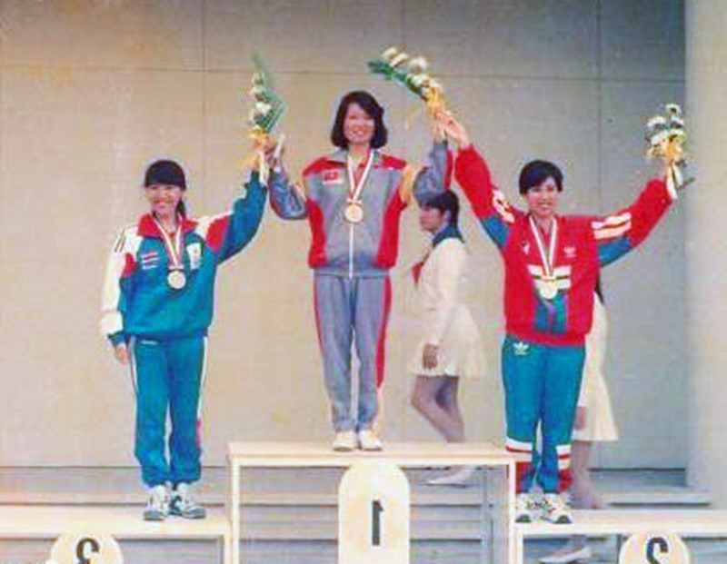Xạ thủ Đặng Thị Đông (giữa) giành 2 HCV nội dung cá nhân súng trường tiêu chuẩn và đồng đội súng trường tiêu chuẩn tại SEA Games 17 - năm 1993 ở Singapore. (Ảnh: Tư liệu/TTXVN phát)
