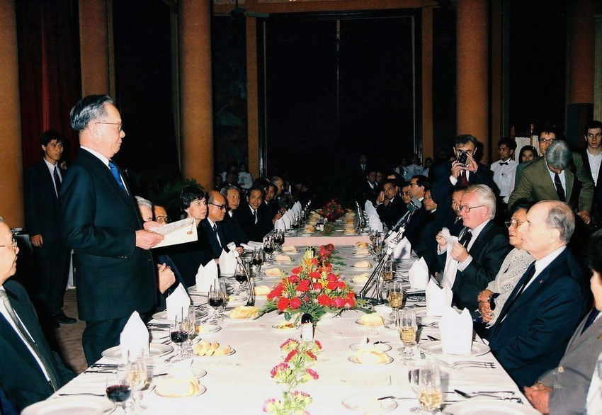 Chủ tịch nước Lê Đức Anh phát biểu tại tiệc chiêu đãi Tổng thống Pháp François Mitterrand thăm chính thức Việt Nam, tối 9/2/1993, tại Phủ Chủ tịch. (Ảnh: Cao Phong/TTXVN)