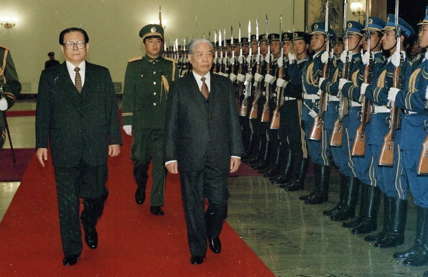 Tổng Bí thư, Chủ tịch Trung Quốc Giang Trạch Dân và Tổng Bí thư Đỗ Mười duyệt đội danh dự tại Lễ đón, sáng 27/11/1995, tại Đại Lễ đường nhân dân ở thủ đô Bắc Kinh, trong chuyến thăm hữu nghị chính thức Trung Quốc từ ngày 26/11-2/12/1995. (Ảnh: Xuân Lâm/TTXVN)
