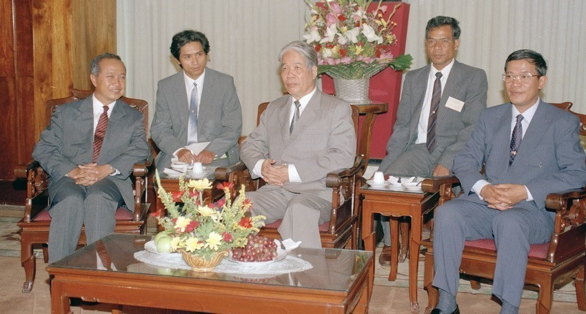 Tổng Bí thư Đỗ Mười tiếp hai đồng Chủ tịch Chính phủ lâm thời Campuchia, Hoàng thân Norodom Ranariddh và Hun Sen đến chào (8/1993), tại Hà Nội. (Ảnh: Minh Đạo/TTXVN)