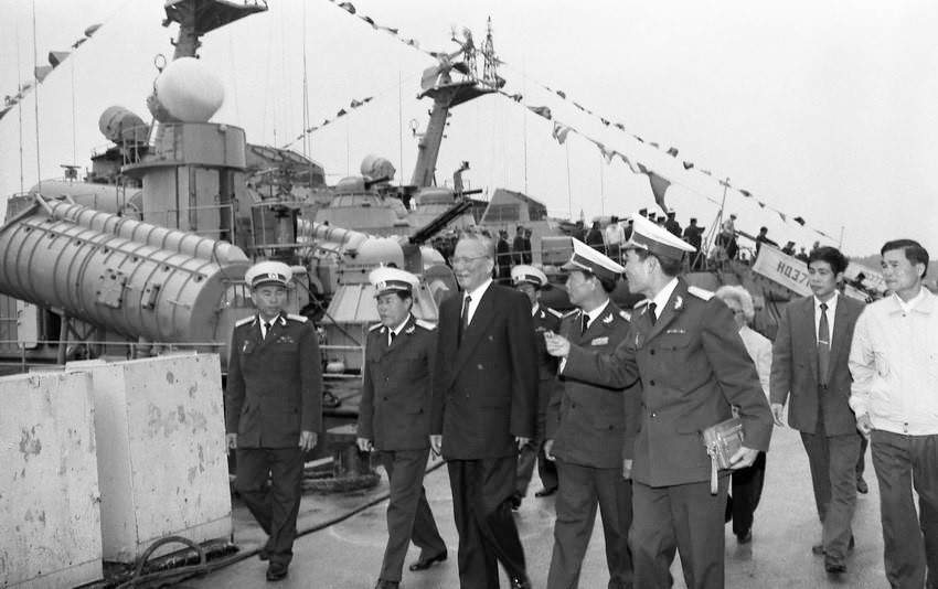 Chủ tịch nước Lê Đức Anh thăm các cán bộ, chiến sỹ Hải quân vùng 3, ngày 9/1/1996. (Ảnh: Cao Phong/TTXVN)