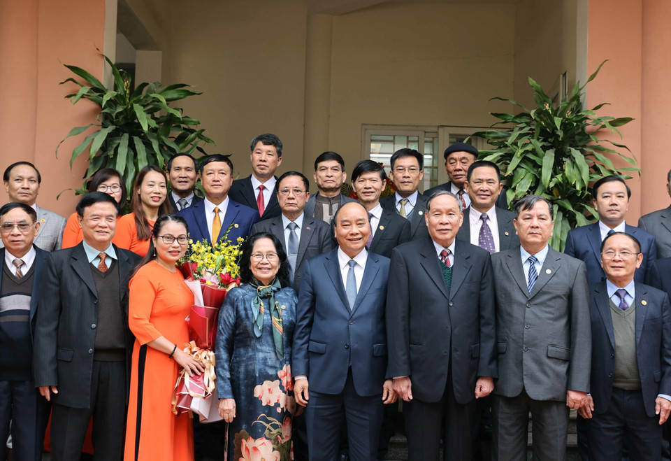 Thủ tướng Nguyễn Xuân Phúc với các lãnh đạo và cán bộ Hội nạn nhân chất độc da cam/dioxin Việt Nam. (Ảnh: Thống Nhất/TTXVN)