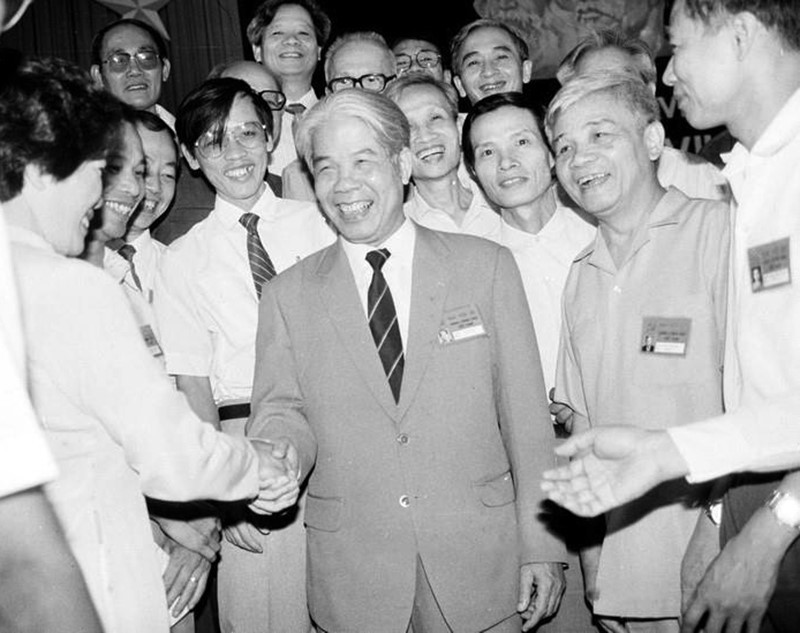 Đồng chí Đỗ Mười với các đại biểu dự Đại hội VII Đảng Cộng sản Việt Nam. (Ảnh: Xuân Lâm/TTXVN)