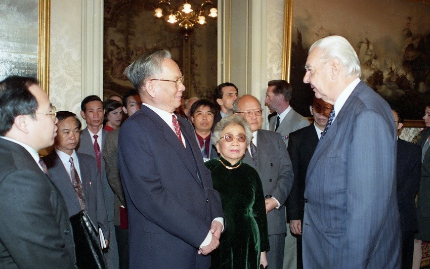 Chủ tịch Thượng viện Pháp René Monory tiếp Chủ tịch nước Lê Đức Anh, ngày 11/5/1995, tại thủ đô Paris, nhân dịp tham dự Lễ kỷ niệm 50 năm Ngày chiến thắng phátxít. (Ảnh: Cao Phong/TTXVN)