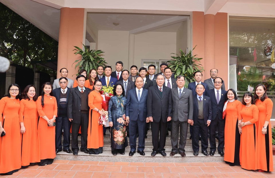 Thủ tướng Nguyễn Xuân Phúc với các lãnh đạo, cán bộ Hội nạn nhân chất độc da cam/dioxin Việt Nam. (Ảnh: Thống Nhất/TTXVN)