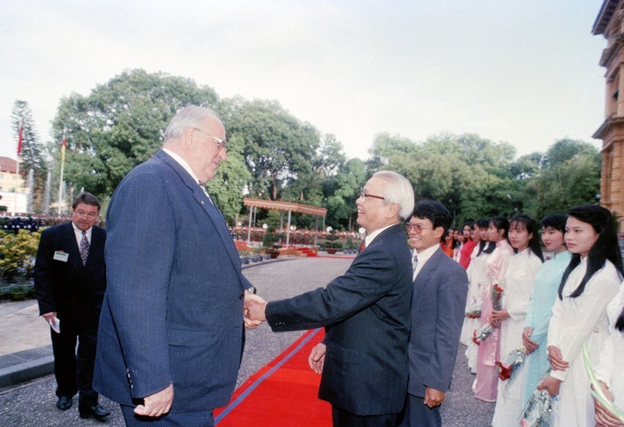 Thủ tướng Võ Văn Kiệt đón Thủ tướng Cộng hòa Liên bang Đức Helmut Kohl thăm chính thức Việt Nam, ngày 17/11/1995, tại Hà Nội. (Ảnh: Minh Đạo/TTXVN)