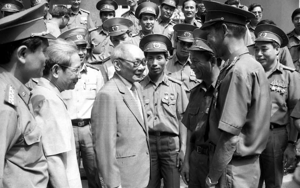 Chủ tịch Hội đồng Nhà nước Võ Chí Công gặp mặt đại biểu các thế hệ anh hùng, chiến sỹ xuất sắc của Bộ Nội vụ (nay là Bộ Công an), ngày 20/7/1992, tại Hà Nội. (Ảnh: Minh Điền/TTXVN)