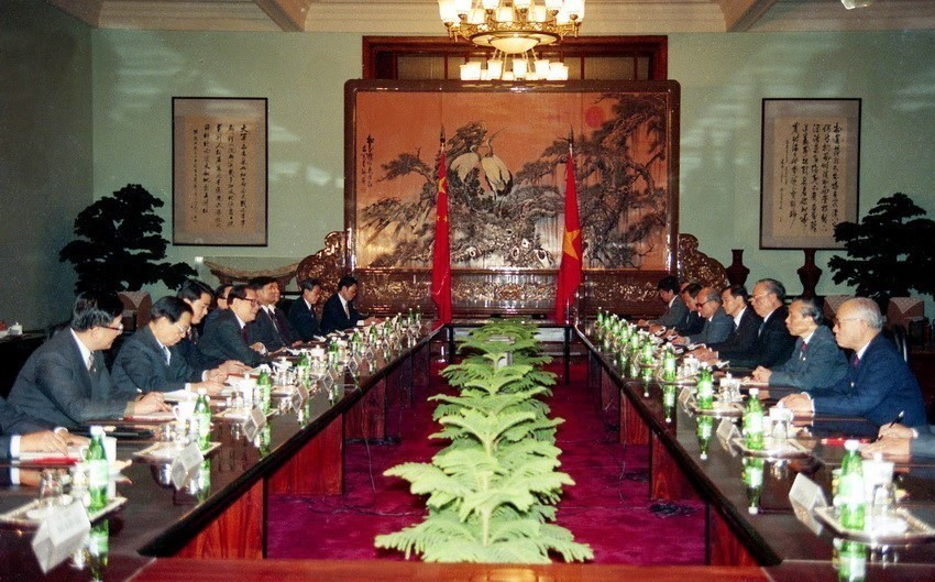 Đến giữa thập kỷ 90, Việt Nam đã phá được thế bao vây, cô lập, mở rộng quan hệ quốc tế trên phạm vi rộng lớn. Trong ảnh: Chủ tịch nước Lê Đức Anh hội đàm với Chủ tịch Trung Quốc Giang Trạch Dân tại Đại Lễ đường nhân dân ở thủ đô Bắc Kinh, ngày 9/11/1993, trong chuyến thăm hữu nghị chính thức Trung Quốc từ 9-15/11/1993. (Ảnh: Cao Phong/TTXVN)