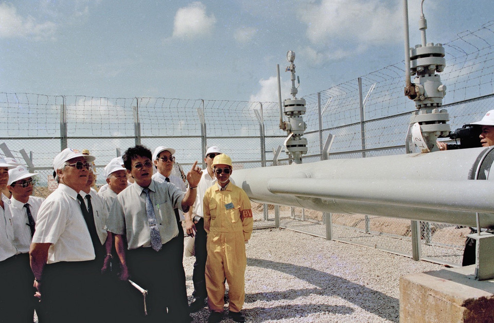 Ngày 1/5/1995, Thủ tướng Võ Văn Kiệt đi thăm, làm việc ở tỉnh Bà Rịa-Vũng Tàu và dự lễ đón dòng khí đầu tiên từ mỏ Bạch Hổ vào bờ. (Ảnh: Minh Đạo/TTXVN)