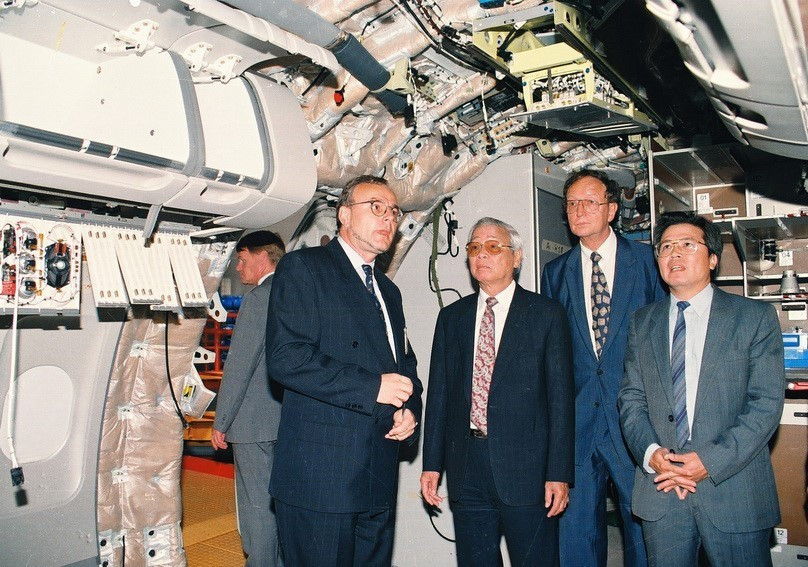 Trong chuyến thăm Cộng hòa Liên bang Đức (tháng 6/1993), Thủ tướng Võ Văn Kiệt đến thăm Nhà máy sản xuất, lắp ráp máy bay của Airbus tại thành phố Hamburg - nơi giúp Việt Nam đào tạo thợ sửa chữa, bảo hành và lái máy bay A300. (Ảnh: Minh Đạo/TTXVN)