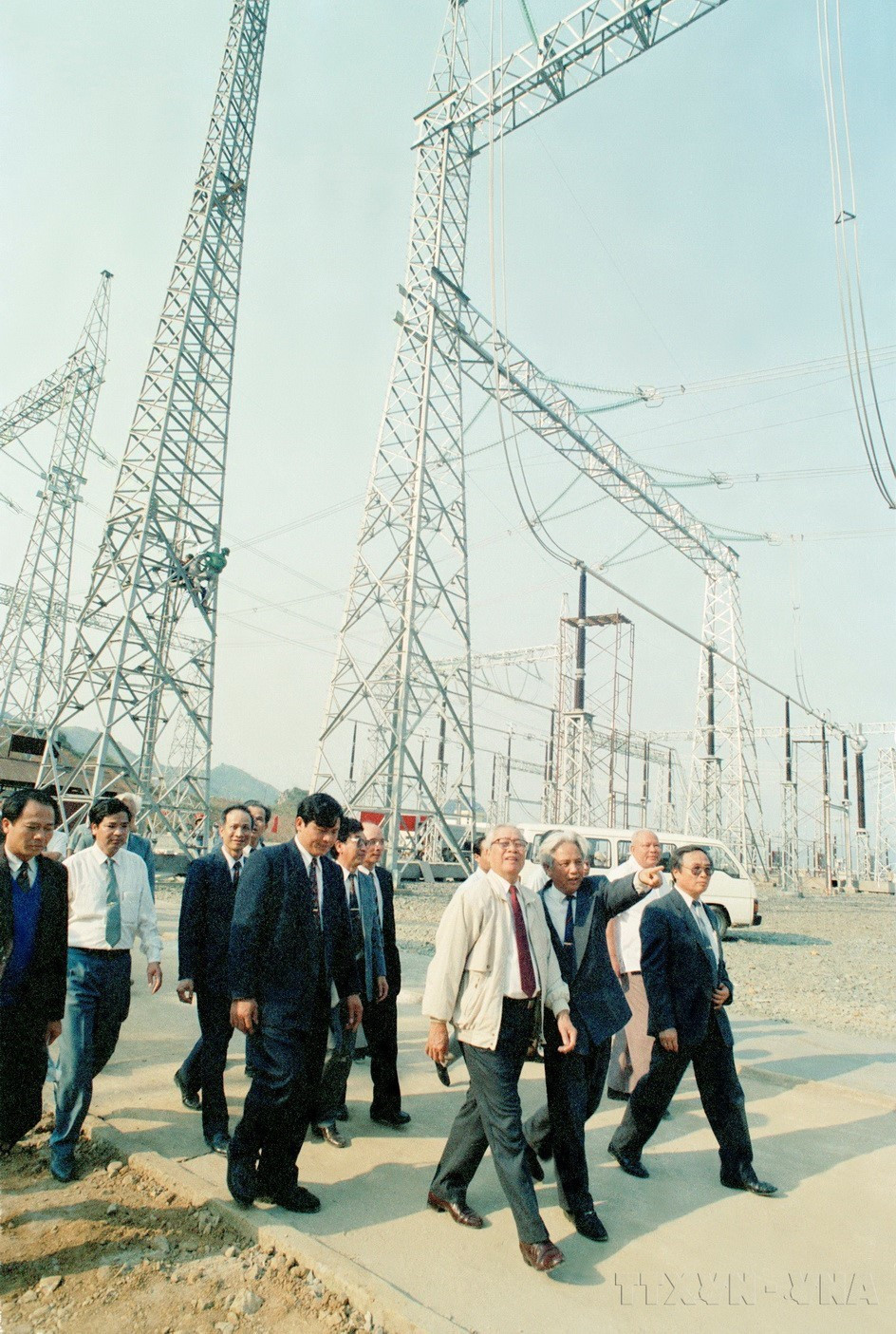Ngày 12/3/1994, Thủ tướng Võ Văn Kiệt đi kiểm tra công trường xây dựng Trạm biến áp 500KV Hòa Bình. (Ảnh: Minh Đạo/TTXVN)