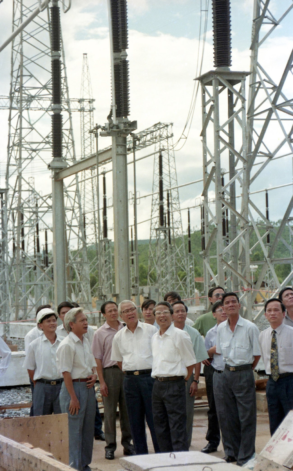 Ngày 12/7/1994, Thủ tướng Võ Văn Kiệt và Phó Thủ tướng Trần Đức Lương đi kiểm tra hoạt động của trạm biến áp 500KV đường dây cao thế Bắc-Nam ở cầu Đò (Đà Nẵng). (Ảnh: Minh Đạo/TTXVN)