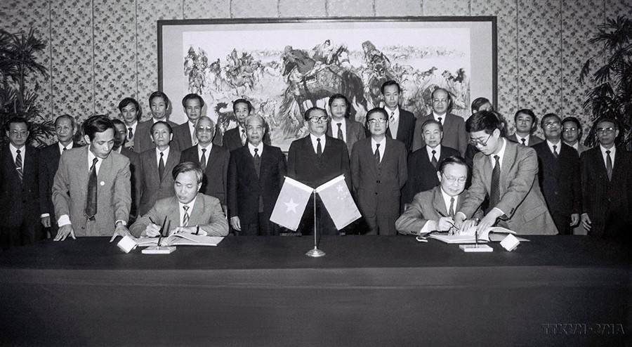 Từ ngày 5-10/11/1991, Tổng Bí thư Đỗ Mười và Chủ tịch Hội đồng Bộ trưởng Võ Văn Kiệt thăm Trung Quốc, đánh dấu việc chính thức bình thường hóa quan hệ giữa hai nước. Trong ảnh: Lễ ký kết Hiệp định thương mại Trung - Việt và Hiệp định tạm thời về việc giải quyết công việc ở biên giới hai nước Trung Quốc-Việt Nam tại thủ đô Bắc Kinh, ngày 7/11/1991. (Ảnh: TTXVN)