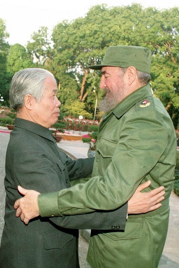 Tổng Bí thư Đỗ Mười đón đồng chí Fidel Castro, Bí thư thứ nhất Ban Chấp hành Trung ương Đảng Cộng sản Cuba, Chủ tịch Hội đồng Nhà nước và Hội đồng Bộ trưởng Cuba thăm hữu nghị chính thức Việt Nam từ ngày 8-12/12/1995. (Ảnh: Cao Phong/TTXVN)