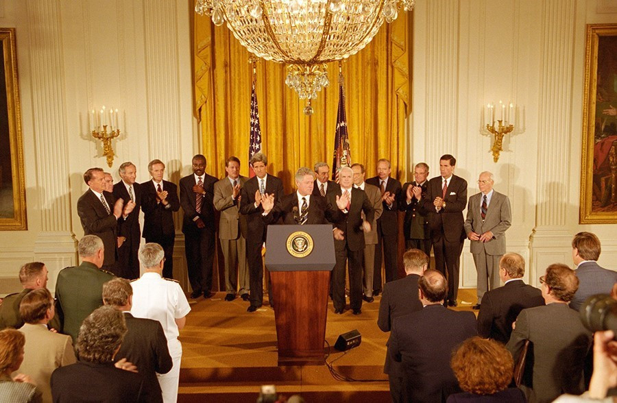 Đêm 11/7/1995, Tổng thống Hoa Kỳ Bill Clinton đọc tuyên bố bình thường hóa quan hệ với Việt Nam. (Ảnh: TTXVN phát)