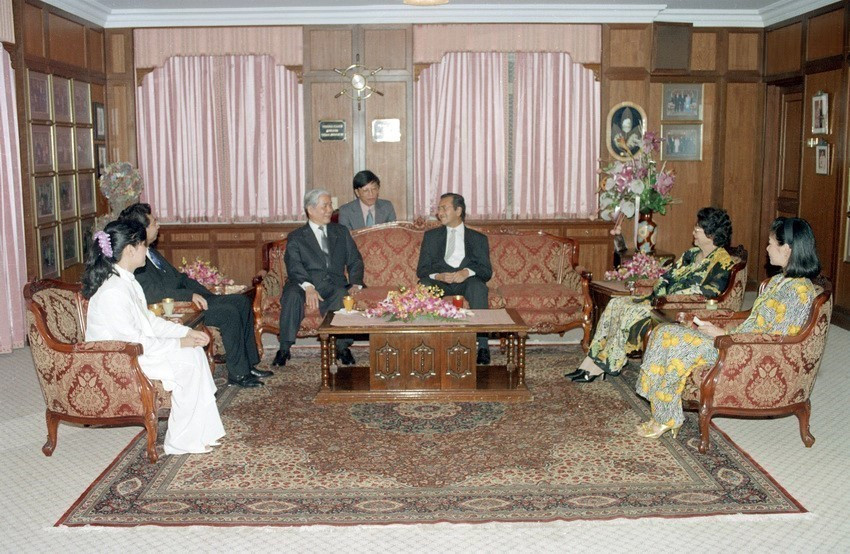 Thủ tướng Malaysia Mahathir bin Mohamad và gia đình tiếp thân mật Tổng Bí thư Đỗ Mười thăm chính thức Malaysia (3/1994). (Ảnh: Xuân Lâm/TTXVN)