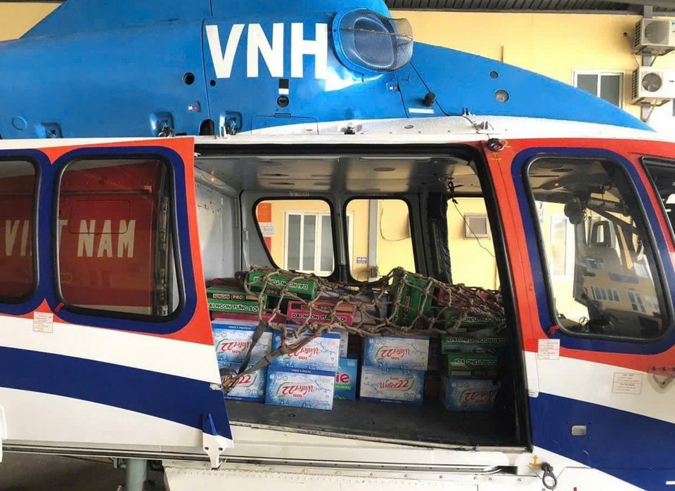 Máy bay EC-155-B1 số hiệu VN-8621 của Công ty Trực thăng Miền Bắc, Binh đoàn 18/BQP vận chuyển hàng hóa cứu trợ. (Ảnh: TTXVN phát)