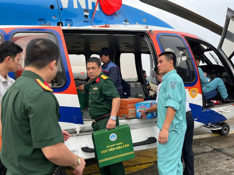 Vận chuyển thuốc men, hàng hóa lên trực thăng tại sân bay Gia Lâm (Hà Nội). (Ảnh: Thông tấn Quân sự/TTXVN phát)