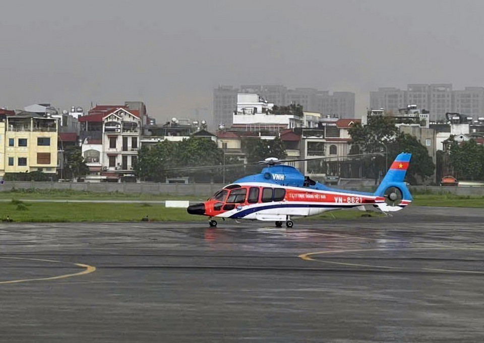 Máy bay EC-155-B1 số hiệu VN-8621 của Công ty Trực thăng Miền Bắc, Binh đoàn 18/BQP vận chuyển hàng hóa cứu trợ. (Ảnh: TTXVN phát)