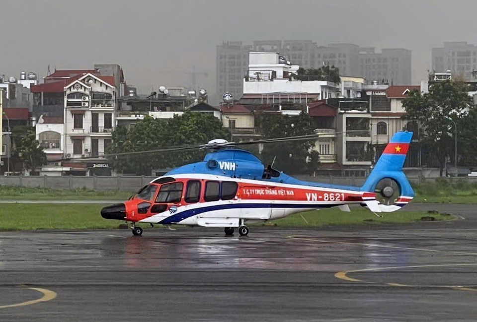 Máy bay EC-155-B1 số hiệu VN-8621 của Công ty Trực thăng Miền Bắc, Binh đoàn 18/BQP vận chuyển hàng hóa cứu trợ. (Ảnh: TTXVN phát)