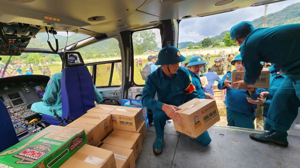 Hàng hóa được vận chuyển xuống huyện Nguyên Bình, tỉnh Cao Bằng. (Ảnh: TTXVN phát)