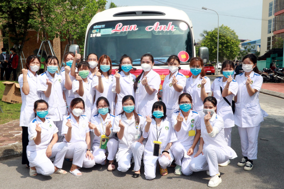 Sinh viên Trường Đại học Điều dưỡng Nam Định thể hiện quyết tâm trước khi lên đường vào Đồng Nai chống dịch. (Ảnh: Văn Đạt/TTXVN)