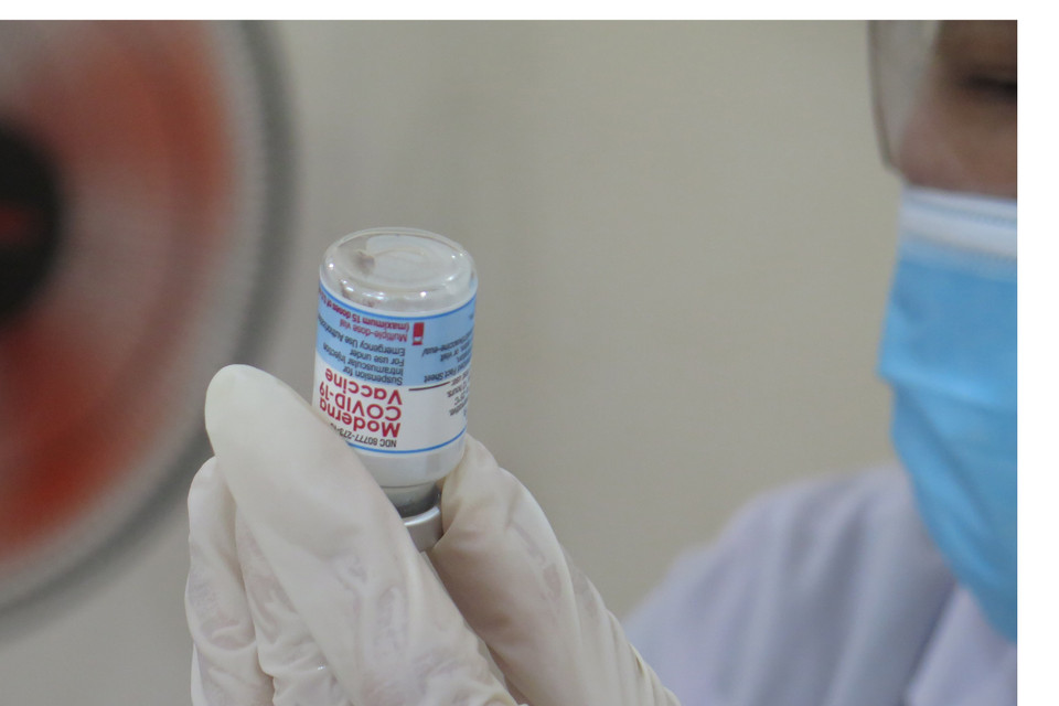 Tiêm vaccine phòng COVID-19 cho người dân Khánh Hòa. (Ảnh: Phan Sáu/TTXVN)