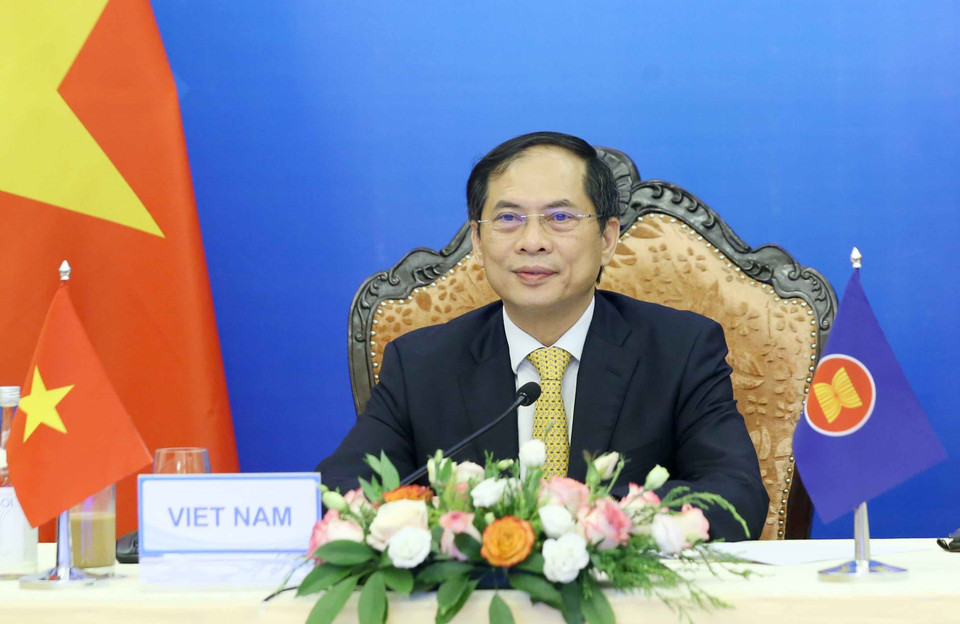 Hình ảnh Bộ trưởng Bộ Ngoại giao Bùi Thanh Sơn tại Hội nghị trực tuyến Bộ trưởng Ngoại giao ASEAN-Hoa Kỳ. (Ảnh: Phạm Kiên/TTXVN)