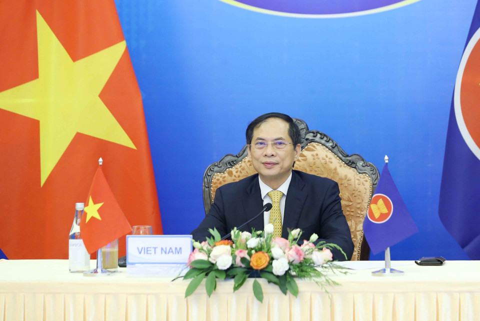Hình ảnh Bộ trưởng Bộ Ngoại giao Bùi Thanh Sơn tại Hội nghị trực tuyến Bộ trưởng Ngoại giao ASEAN-Hoa Kỳ. (Ảnh: Phạm Kiên/TTXVN)