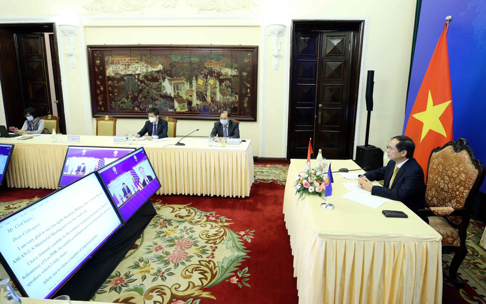 Bộ trưởng Bộ Ngoại giao Bùi Thanh Sơn tham dự Hội nghị Bộ trưởng Ngoại giao ASEAN-Hoa Kỳ theo hình thức trực tuyến. (Ảnh: Phạm Kiên/TTXVN)