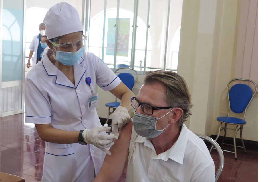 Tiêm vaccine phòng COVID-19 mũi 1 cho người dân ở thành phố Nha Trang. (Ảnh: Phan Sáu/TTXVN)