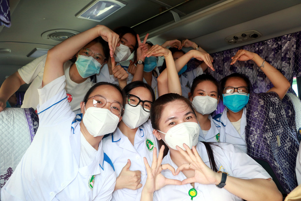 Sinh viên Trường Đại học Điều dưỡng Nam Định thể hiện tình cảm trước khi lên đường vào Đồng Nai chống dịch. (Ảnh: Văn Đạt/TTXVN)