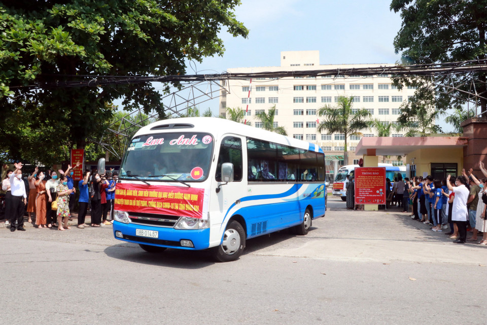 Cán bộ, giảng viên, sinh viên Trường Đại học Điều dưỡng Nam Định lên đường vào Đồng Nai chống dịch. (Ảnh: Văn Đạt/TTXVN)
