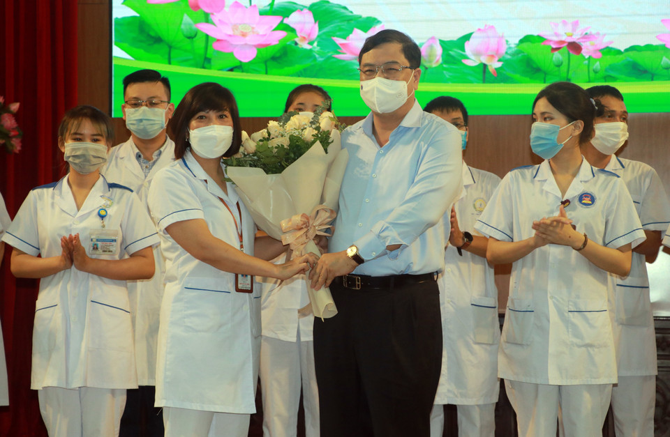 Bí thư Tỉnh ủy Nam Định Phạm Gia Túc tặng hoa động viên cán bộ, giảng viên, sinh viên Trường Đại học Điều dưỡng Nam Định trước khi lên đường vào Đồng Nai chống dịch. (Ảnh: Văn Đạt/TTXVN)