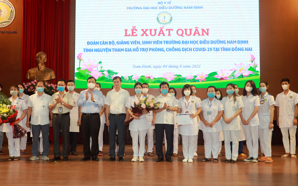 Lãnh đạo tỉnh Nam Định động viên cán bộ, giảng viên, sinh viên Trường Đại học Điều dưỡng Nam Định trước khi lên đường vào Đồng Nai chống dịch. (Ảnh: Văn Đạt/TTXVN)