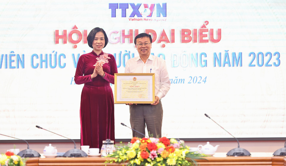 Tổng Giám đốc TTXVN Vũ Việt Trang trao Bằng khen của Tổng Liên đoàn Lao động Việt Nam cho Công đoàn Cơ quan Thông tấn xã Việt Nam Khu vực phía Nam. (Ảnh: Minh Đức/TTXVN)