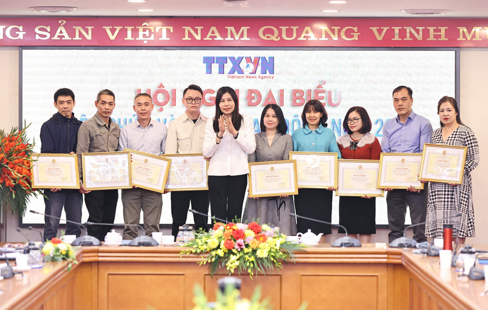 Phó Bí thư Thường trực Đảng ủy TTXVN Đỗ Thị Trang trao Bằng khen 'Văn hóa thể thao' cho các cá nhân thuộc Công đoàn TTXVN. (Ảnh: Minh Đức/TTXVN)