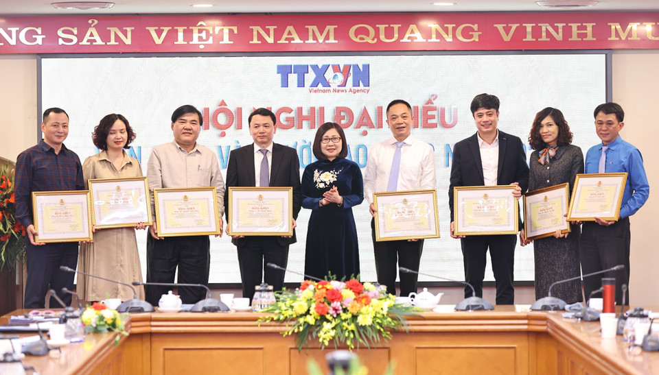 Phó Tổng Giám đốc TTXVN Đoàn Thị Tuyết Nhung trao Bằng khen cho các cá nhân thuộc Công đoàn TTXVN. (Ảnh: Minh Đức/TTXVN)