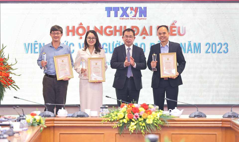 Phó Tổng Giám đốc TTXVN Nguyễn Tuấn Hùng trao Giải thưởng Gương mặt của năm 2023 cho các cá nhân. (Ảnh: Minh Đức/TTXVN)