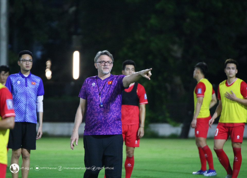 HLV Philippe Troussier hướng dẫn các học trò tập luyện. (Nguồn: VFF)