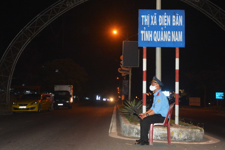 Lực lượng chức năng thực hiện kiểm soát dịch tại điểm chốt Dự án tổ hợp du lịch và giải trí Cocobay (đường Trường Sa, quận Ngũ Hành Sơn). (Ảnh: Văn Dũng/TTXVN)