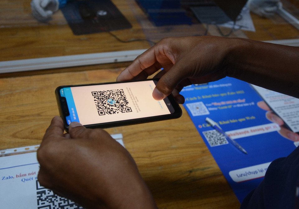 Người dân qua chốt kiểm soát dịch phải thực hiện đo thân nhiệt, khai báo y tế. (Ảnh: Văn Dũng/TTXVN)