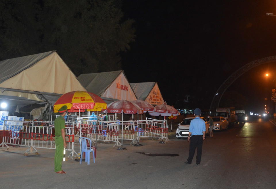 Điểm chốt kiểm soát dịch tại Dự án tổ hợp du lịch và giải trí Cocobay (đường Trường Sa, quận Ngũ Hành Sơn). (Ảnh: Văn Dũng/TTXVN)