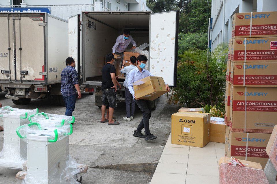 Vận chuyển thiết bị y tế để lắp đặt. (Ảnh: Danh Lam/TTXVN)