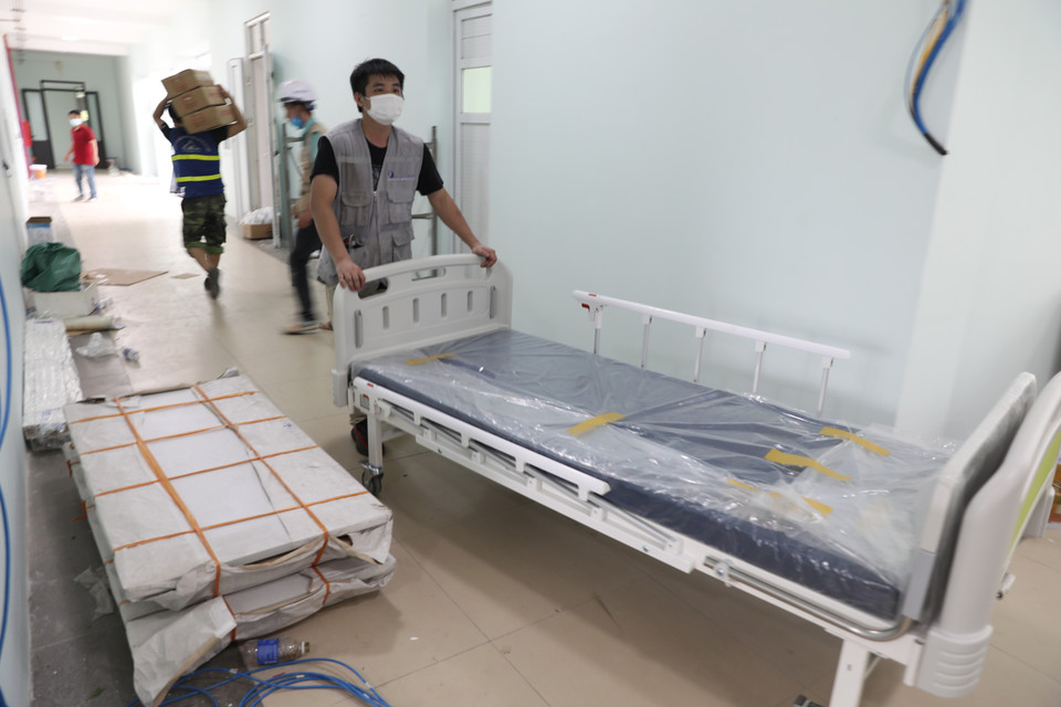 Giường bệnh được vận chuyển đến. (Ảnh: Danh Lam/TTXVN)