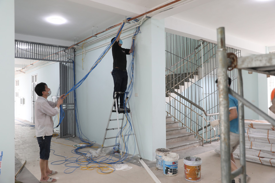 Gấp rút hoàn thiện hệ thống điện. (Ảnh: Danh Lam/TTXVN)