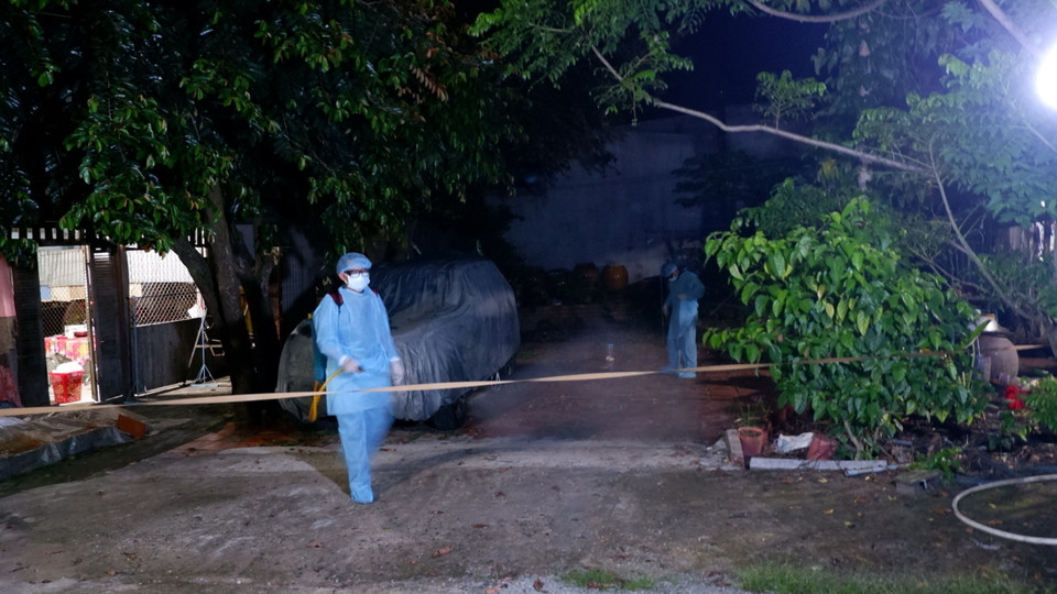 Nhân viên y tế đến lấy mẫu xét nghiệm tại khu vực phong tỏa xã Tân thành, huyện Tân Thạnh. (Ảnh: Thanh Bình/TTXVN)